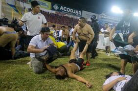 “Me cayó mucha gente encima, no podía respirar”: estampida en El Salvador deja 12 muertos y más de 100 heridos