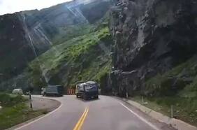 Una enorme roca destruyó por completo un camión en una carretera en Perú