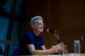 Alan Pauls y las postales desde Berlín: “Alérgica en brillo, evita todo exhibicionismo, elige no seducir”