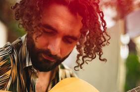 Un cantautor en evolución: Charly Benavente llega a Sesiones íntimas de Culto