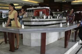 “Una anacrónica resaca”: el duro análisis de un reconocido diario inglés tras visitar cafés con piernas en Chile