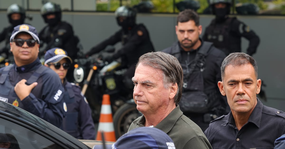 Bolsonaro hospitalizado tras crisis de salud en medio de condena judicial: Un símbolo fracturado entre la política y la fragilidad física