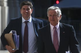 A cuatro meses de su salida del gobierno, el exministro de Hacienda, Felipe Larraín, vuelve a Clapes UC