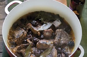 Asado de tira breseado con ciruelas secas y cerveza con berries silvestres