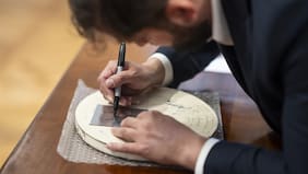 Qué es la Medalla Presidencial cuyo molde fue firmado este lunes por el Presidente Boric