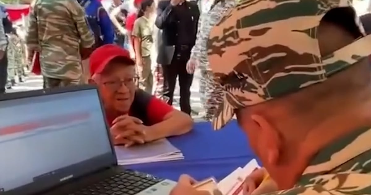 Anciana de 83 años se hace viral tras alistarse en las milicias venezolanas