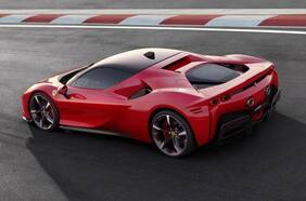 El SF90 Stradale, el primer híbrido enchufable de Ferrari, ya puede comprarse desde Chile