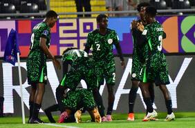 Las fallas defensivas mandaron en Talca: Nigeria derrota a Arabia Saudita con agónico penal y revive en el Mundial Sub 20