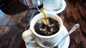 Cuáles son los beneficios de tomar café y qué consideraciones se deben tener al hacerlo, según especialistas