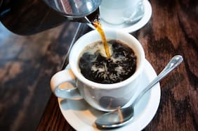 Cuáles son los beneficios de tomar café y qué consideraciones se deben tener al hacerlo, según especialistas