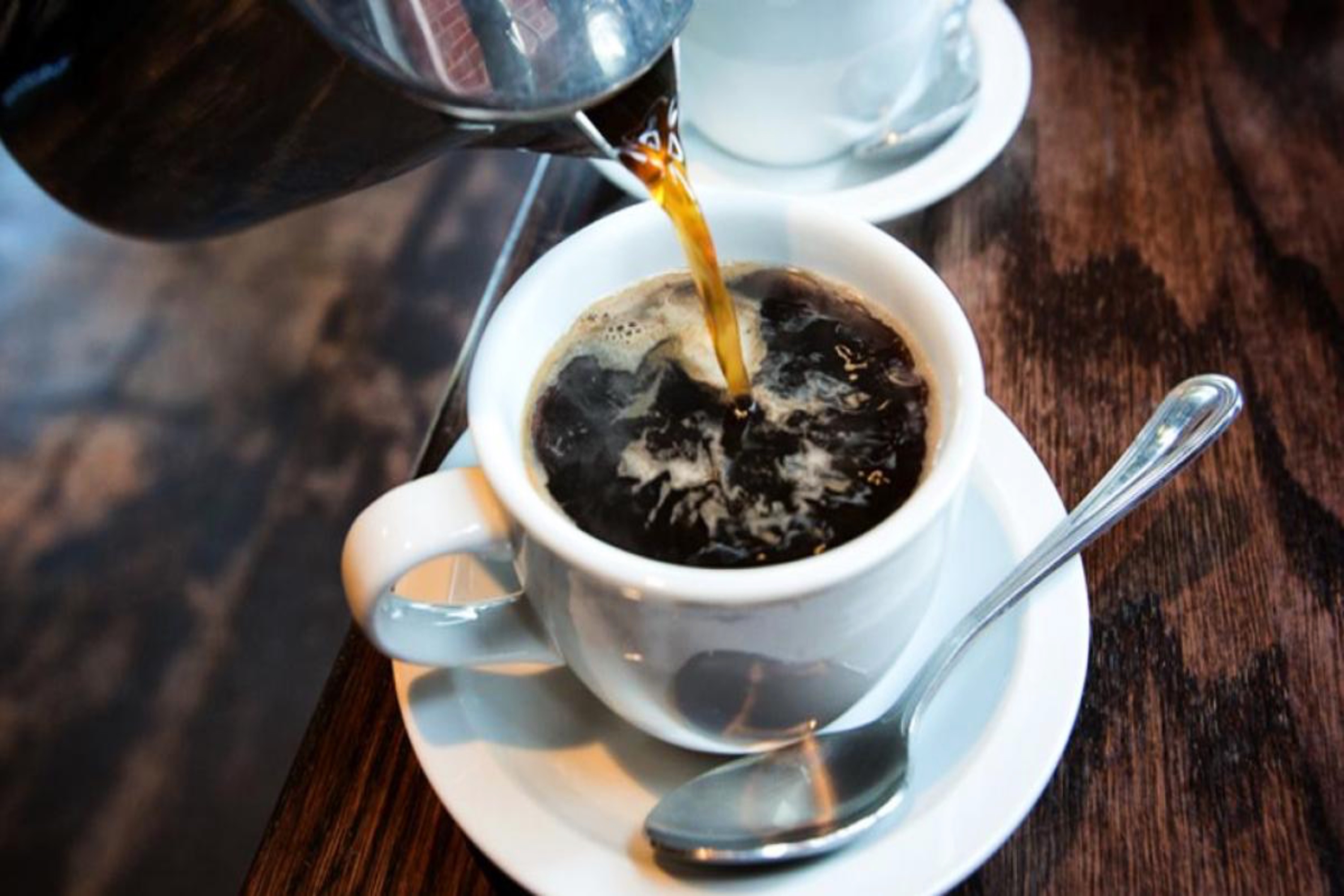 Cuáles son los beneficios de tomar café y qué consideraciones se deben tener al hacerlo, según especialistas