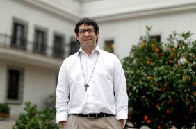 Se busca capellán católico para La Moneda: Arzobispado deberá nombrar sucesor de Nicolás Viel debido a juicio canónico