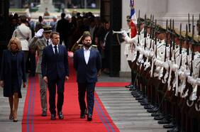 Así fue recibido Emmanuel Macron en La Moneda por el Presidente Boric
