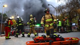 Evacúan estación Baquedano del metro de Santiago por fuego bajo bastidor de tren en Santa Isabel