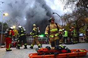 Evacúan estación Baquedano del metro de Santiago por fuego bajo bastidor de tren en Santa Isabel