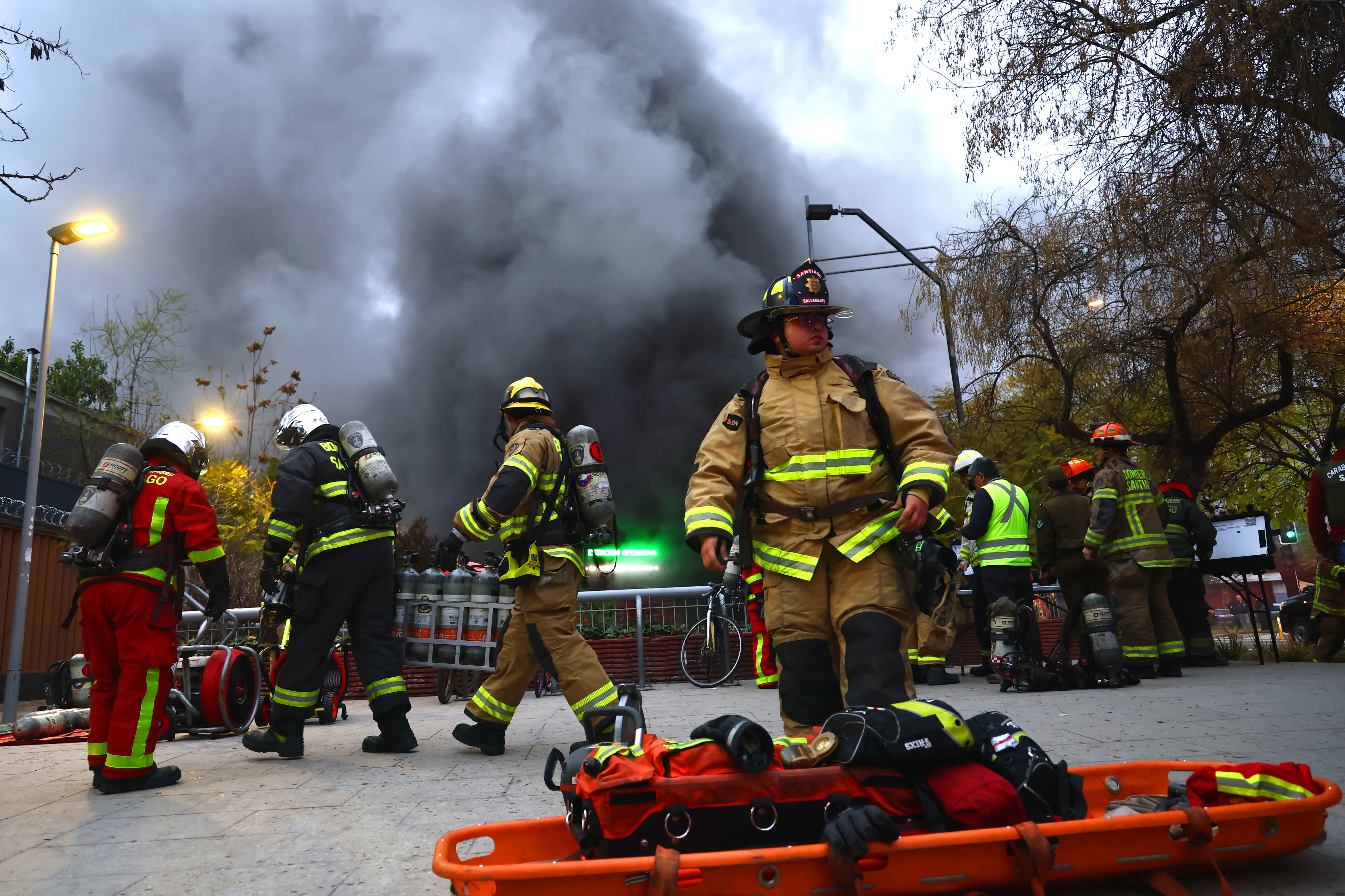 Evacúan estación Baquedano del metro de Santiago por fuego bajo bastidor de tren en Santa Isabel