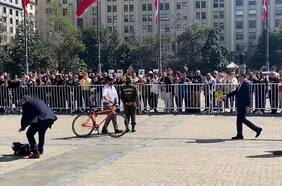 Día Nacional sin Auto: Así fue la llegada del Presidente Boric a La Moneda en bicicleta