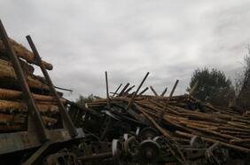 Se descarrila tren en Gorbea y carga cae en la bodega de una vivienda