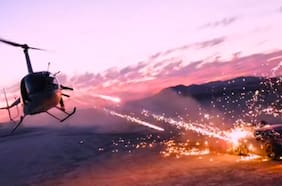 Youtuber bombardea un Lamborghini con fuegos artificiales desde un helicóptero