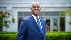 El presidente de la Fed de Atlanta, Raphael Bostic, anuncia que dejará su cargo