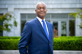 El presidente de la Fed de Atlanta, Raphael Bostic, anuncia que dejará su cargo