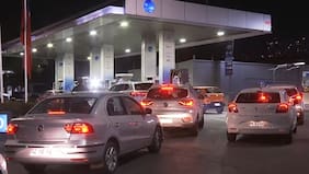 Reportan aglomeraciones en estaciones de servicio tras anuncio de histórica alza en bencinas y diésel