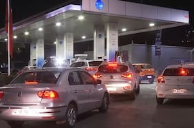 Reportan aglomeraciones en estaciones de servicio tras anuncio de histórica alza en bencinas y diésel