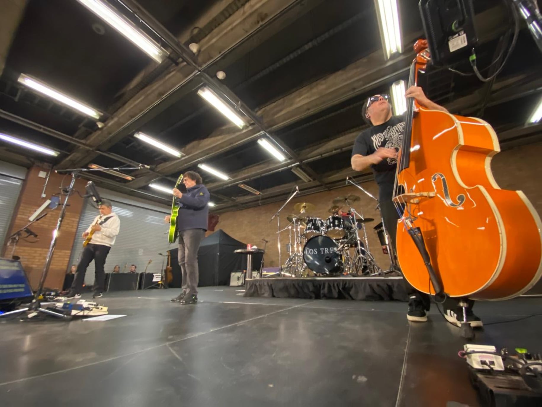 Los Tres sorprenden en el Metro y anuncian show aniversario de su MTV Unplugged en Movistar Arena