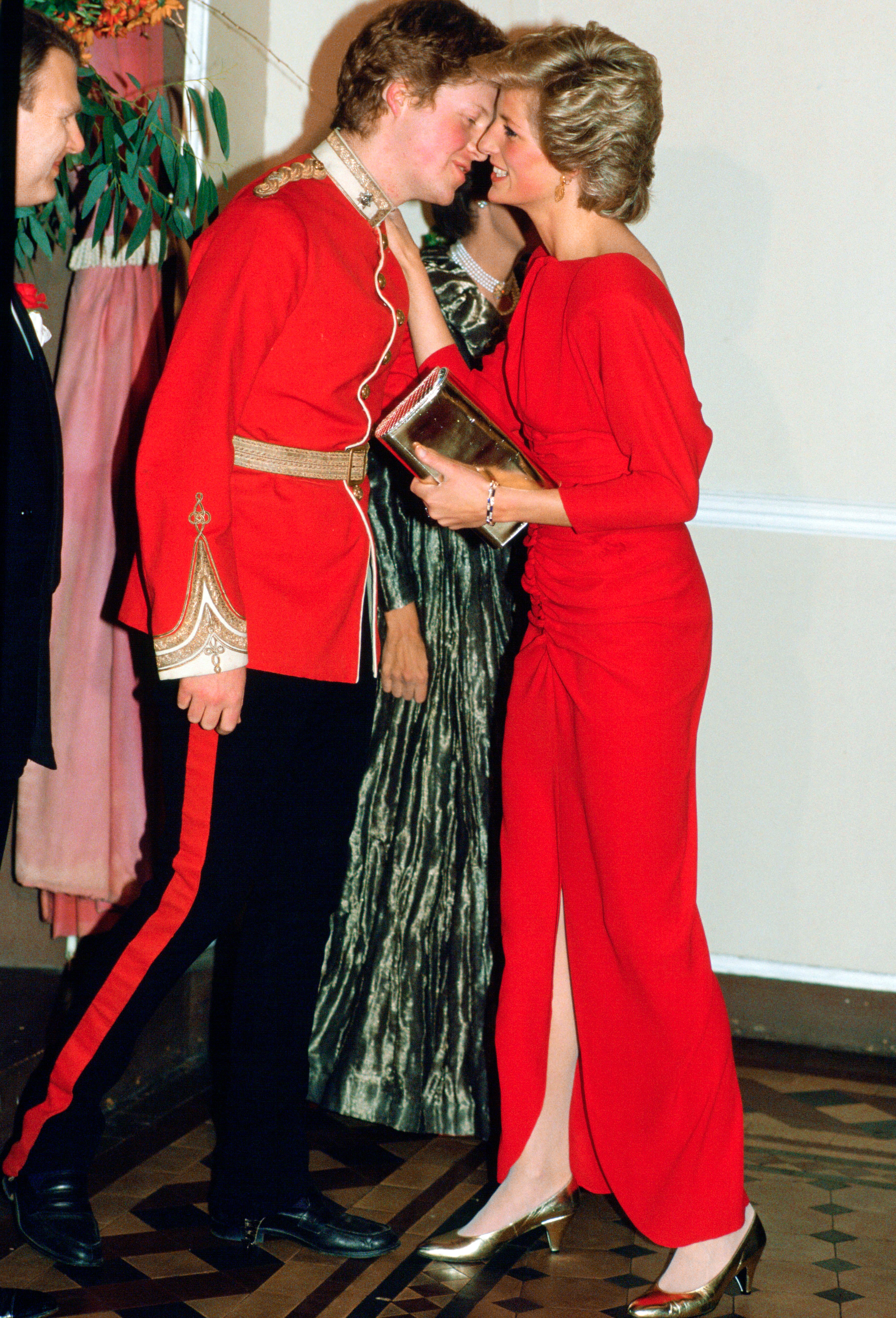 En un baile benéfico en el Royal Albert Hall cuyo código de vestimenta era ir de rojo, 1985. Foto: Penguin Random House