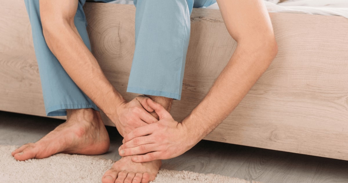 Descubre los riesgos y beneficios de caminar descalzo por la casa