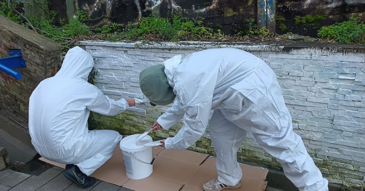 Por orden judicial: jóvenes pintan muro que ellos mismos rayaron en Puerto Montt: Un modelo de reparación que reabre el debate sobre el castigo y la reinserción