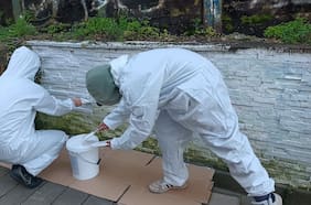 Por orden judicial: jóvenes debieron pintar muro que ellos mismos rayaron en Puerto Montt