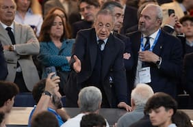 Con pancartas en su contra: el confuso encontrón de Florentino Pérez con algunos hinchas en tensionado triunfo del Real Madrid
