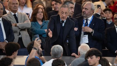 Con pancartas en su contra: el confuso encontrón de Florentino Pérez con algunos hinchas en tensionado triunfo del Real Madrid