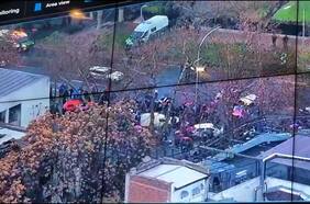 Hinchas de la U. de Chile llegan hasta la embajada de Argentina a manifestarse