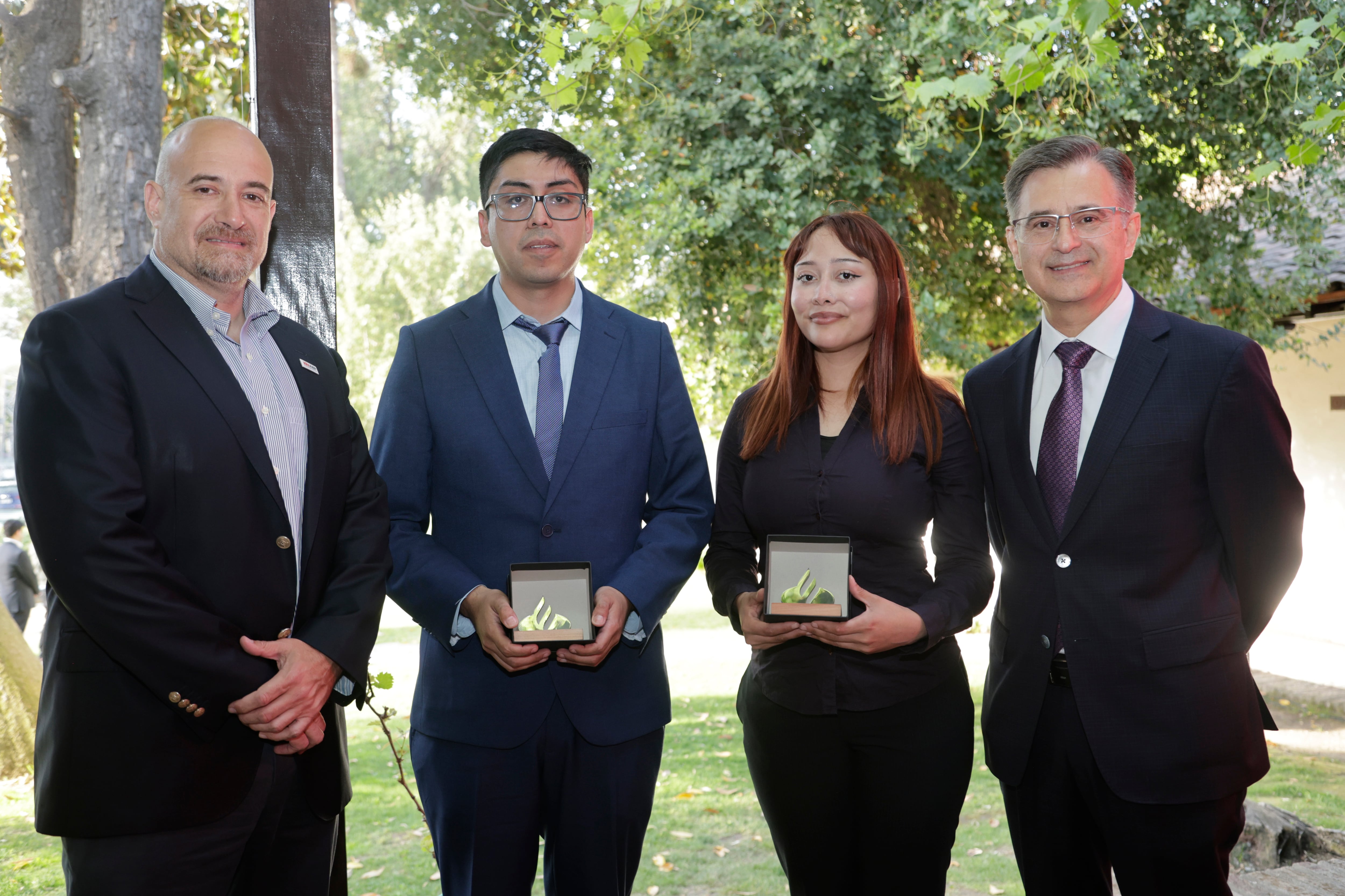 Del Instituto Profesional AIEP: Felipe Ibarra, vicerrector Económico;
Felipe Alarcón y Krishna Teixeira, estudiantes becados; y José Antonio Álvarez de Toledo, vicerrector Académico.