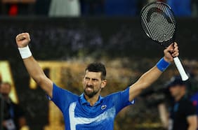 Novak Djokovic brilla en un partidazo ante Carlos Alcaraz y avanza a las semifinales del Abierto de Australia
