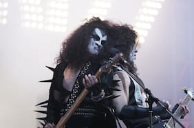 Sobornos, romance y rock & roll: llega la biopic del descubridor de Kiss y Donna Summer