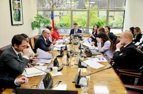 Sólo con votos del oficialismo, Comisión de Hacienda del Senado aprueba proyecto que eleva el endeudamiento público