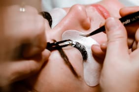 Cuáles son los riesgos de utilizar extensiones de pestañas, la peligrosa moda entre jóvenes
