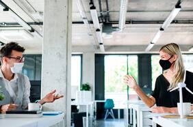 ¿Volver a la oficina o mantenerse en teletrabajo? Estos son los retos de la modalidad híbrida (y consejos para adaptarse a ella)