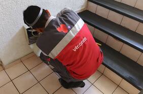 Fitch rebaja la nota crediticia de VTR ante mal desempeño y falta de información tras fusión con Claro