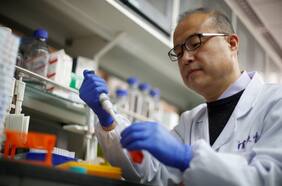 Dr. Linqi Zhang: “Esperamos lograr un acuerdo para desarrollar una vacuna nasal en Chile”