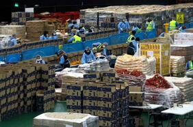 25 comunas de la RM ya recibieron totalidad de cajas de mercadería del gobierno e Intendencia espera completar entregas el viernes
