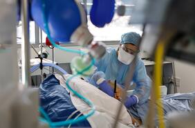 Expertos por alza de contagios: esta semana es clave para determinar tendencia en las UCI