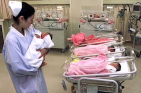 Cifra récord de bebés de padres extranjeros en Japón alivia caída de la natalidad en medio de debate sobre la migración