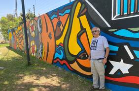 Cómo se hizo el mural de Mono González y Mon Laferte en el Estadio Nacional