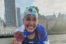 Bárbara Hernández hace historia al nadar dos vueltas alrededor de la Isla Manhattan