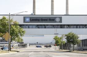 Ford y GM reducen la producción en medio de la escasez de chips