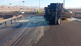 Accidente de tránsito en Antofagasta mantiene cerrado el acceso a la Ruta 5: camión con carga peligrosa volcó en la autopista